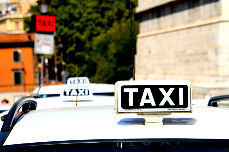 taxis-ST TROPEZ-min_taxi_auto_rome_road_white-1051610